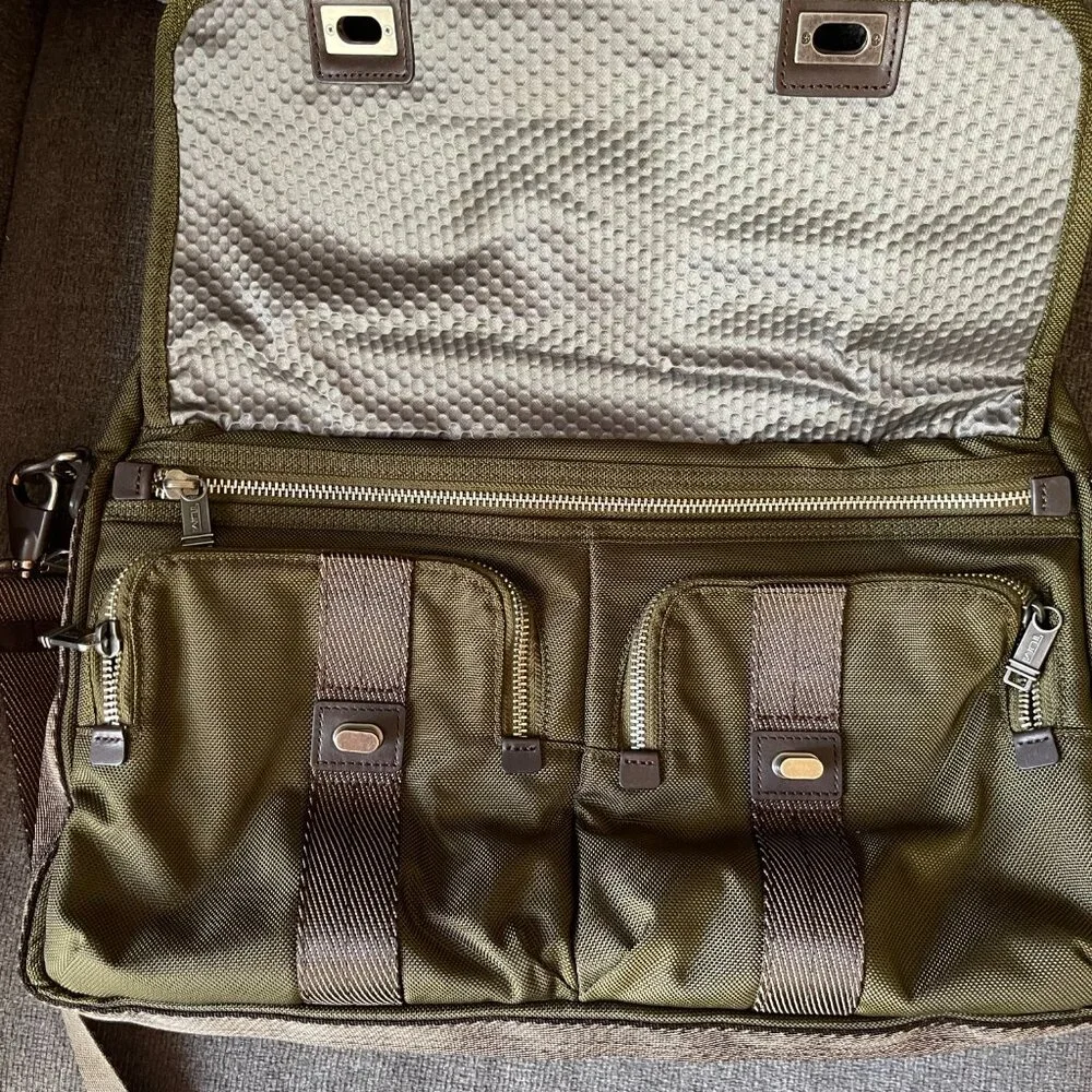 Tumi Alpha Bravo Pinckey Flap Brief    New without Tag